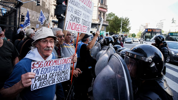 Congreso: gases, empujones y detenidos la marcha de jubilados