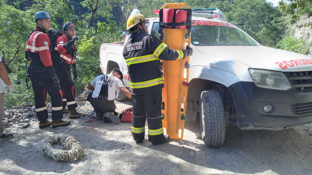 Personal de Bomberos de la ciudad de Alberdi, procedieron al rescate de la mujer.&nbsp;