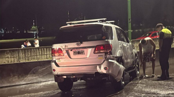 Tafí Viejo: una camioneta volcó en la diagonal Leccese durante una fuerte tormenta