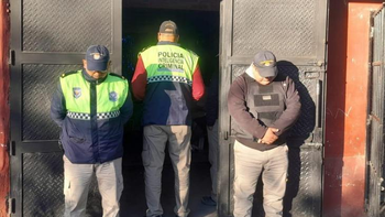 Aprehendieron a dos hombres que intentaron robarle a un policía