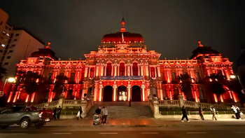 La Casa de Gobierno se iluminó de naranja por el Día Mundial de la Esclerosis Múltiple