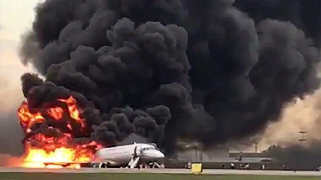 Murieron 41 personas al incendiarse un avión en Rusia