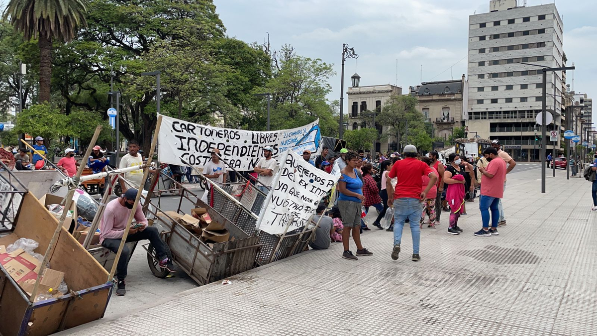 Cartoneros protestan contra Germán Alfaro