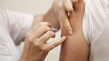 Medina Ruiz convocó a la población a vacunarse contra la gripe este sábado en el 107