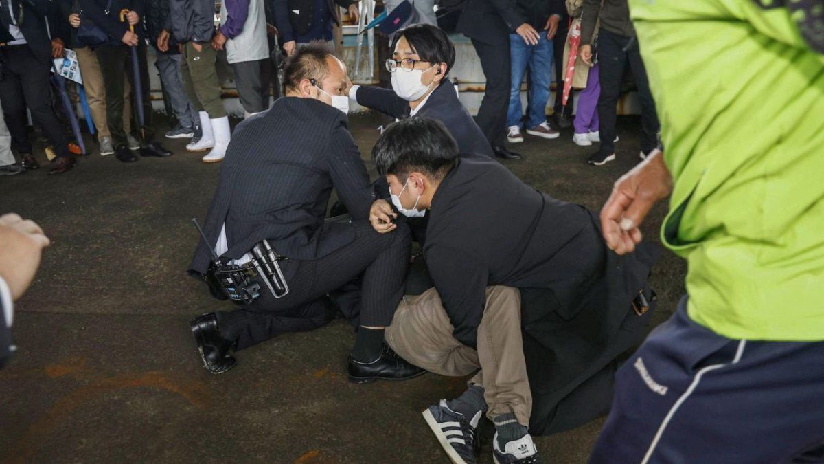 El primer ministro de Japón fue evacuado tras una explosión