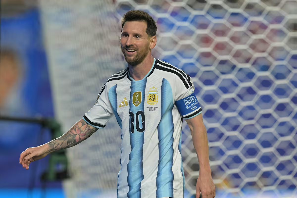 Messi volvió a hacer historia: alcanzó un récord que solo tenía Cafú
