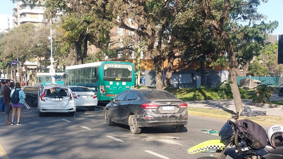 Choque en cadena entre un colectivo y 4 autos: sólo daños materiales