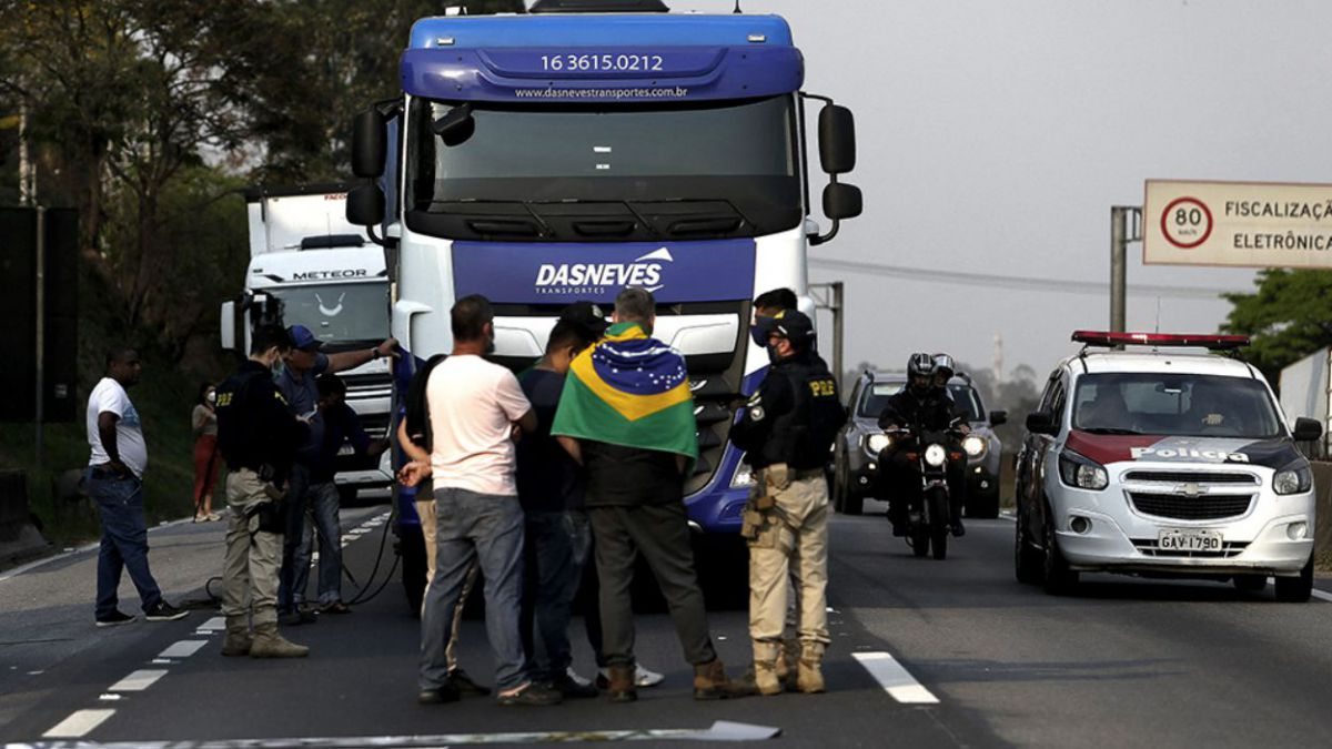 Tras la derrota de Bolsonaro cortan las rutas de 20 estados