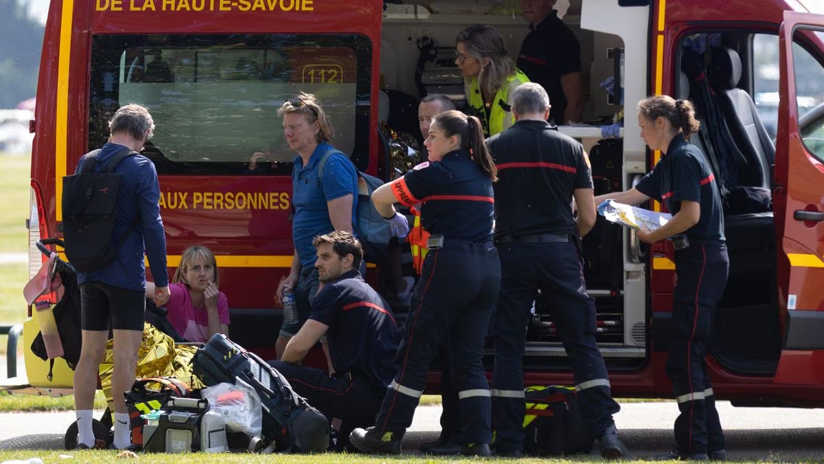Francia: cuatro niños y un adulto fueron apuñalados