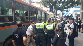 Un menor se accidentó cuando bajaba del colectivo