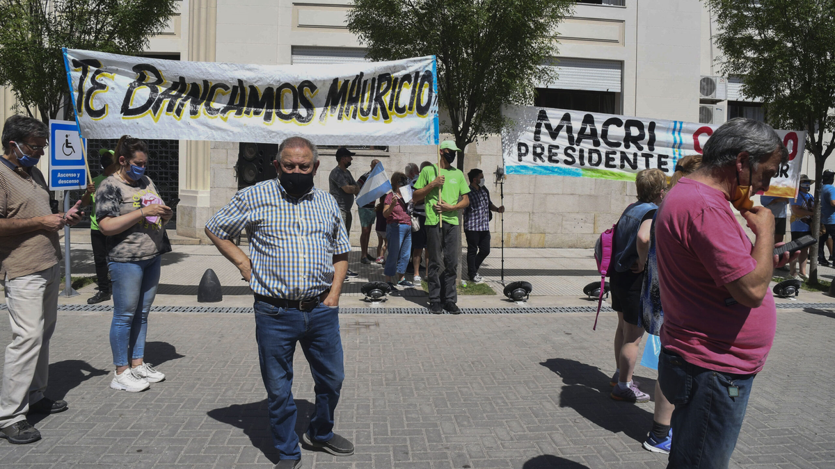 Apoyo para el expresidente en el juzgado de Dolores.