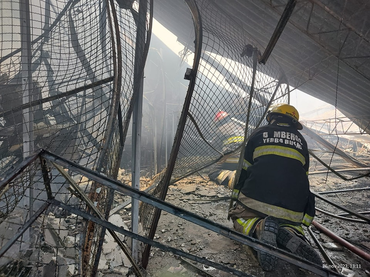 Mercado Persia: un bombero se encuentra en estado delicado tras el incendio