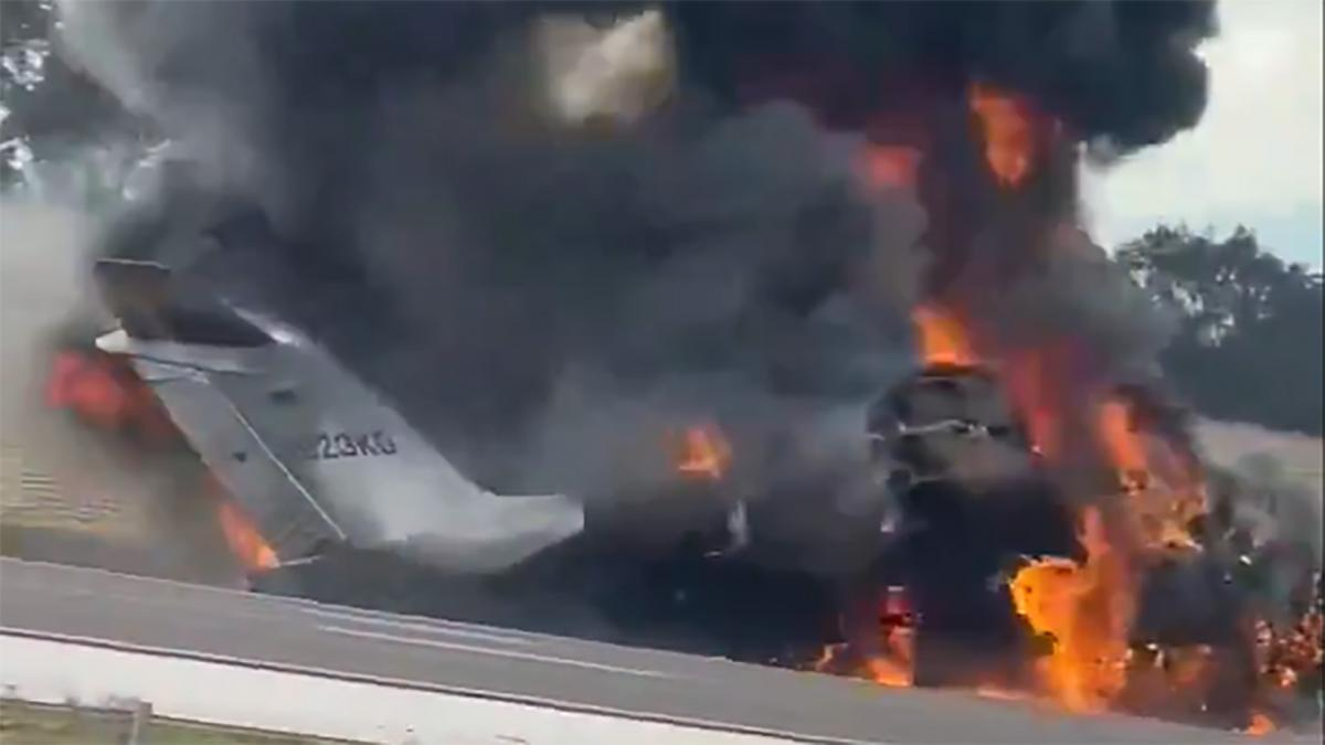 EEUU: dos personas murieron al estrellarse avioneta en autopista