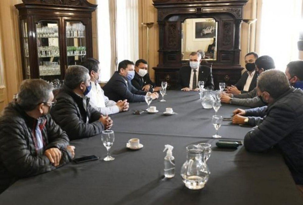 Osvaldo Jaldo se reunió con los intendentes y delegados comunales en Casa de Gobierno.