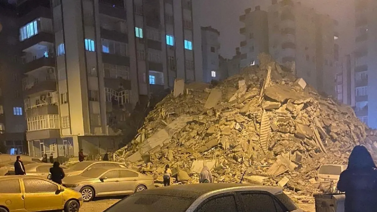 Un fuerte terremoto deja más de mil muertos en Turquía y Siria