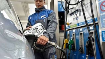 El Gobierno espera una fuerte baja del precio de la nafta en los próximos meses