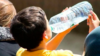 Recomendaciones para evitar deshidratación y golpes de calor en niños