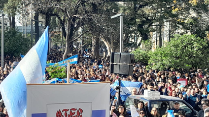 Docentes se manifiestan en Plaza Independencia