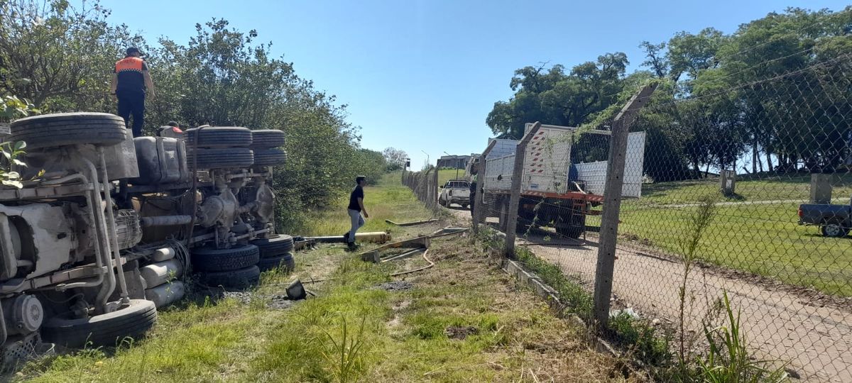 Un camión con hormigón volcó en el acceso a Tafí Viejo