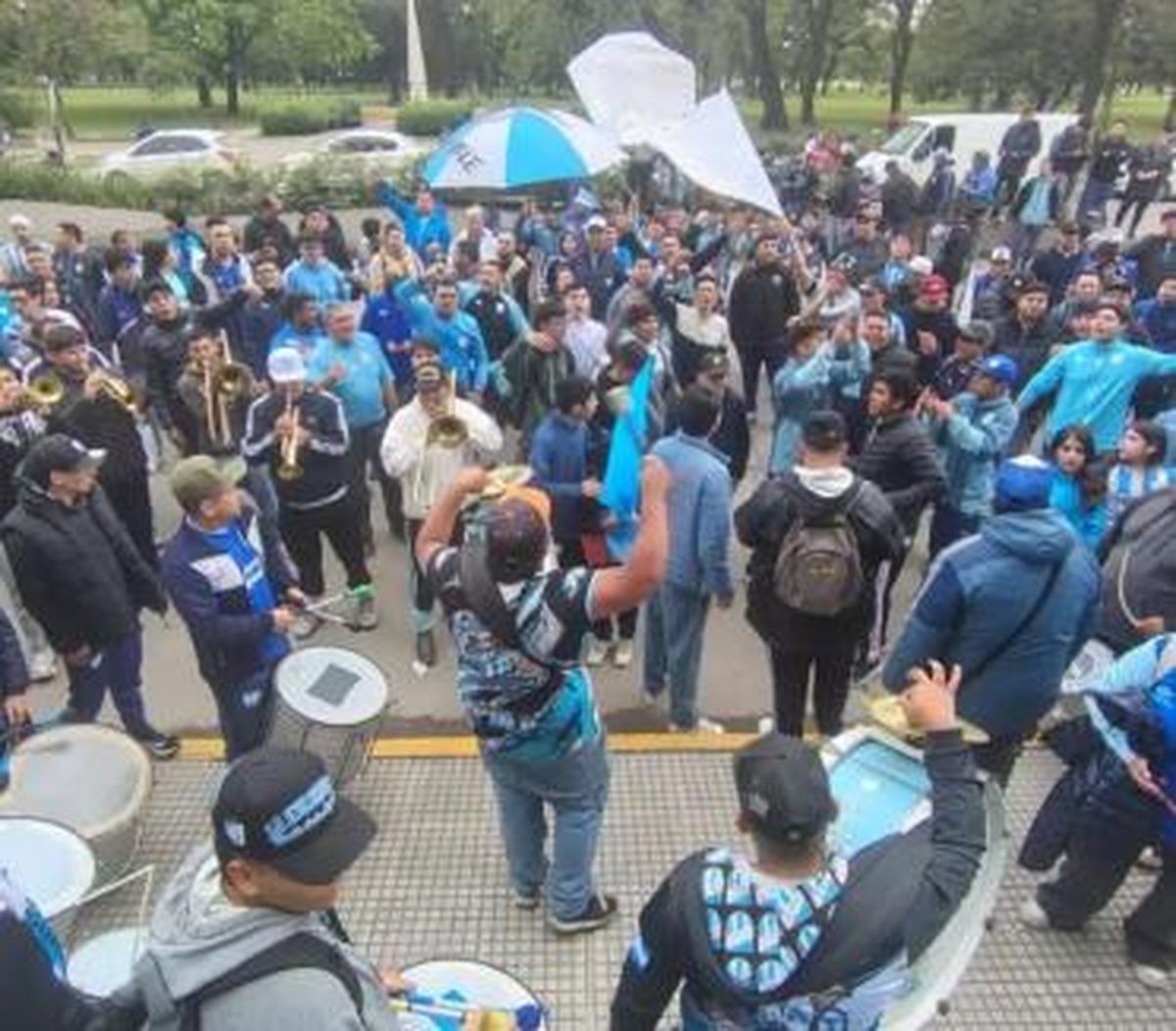 Los hinchas de Atlético despidieron al plantel previo a su viaje a Salta