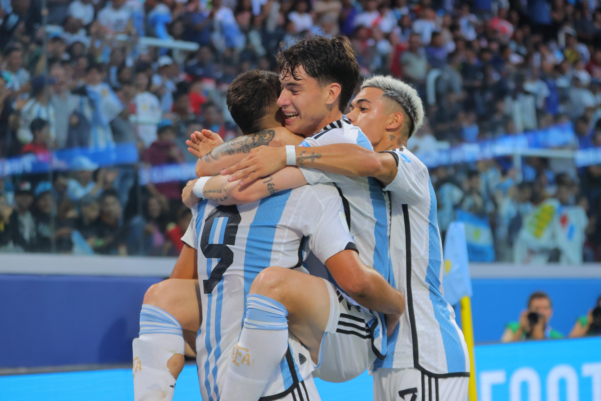 La Selección Argentina goleó 3 a 0 a Guatemala y se clasificó a octavos