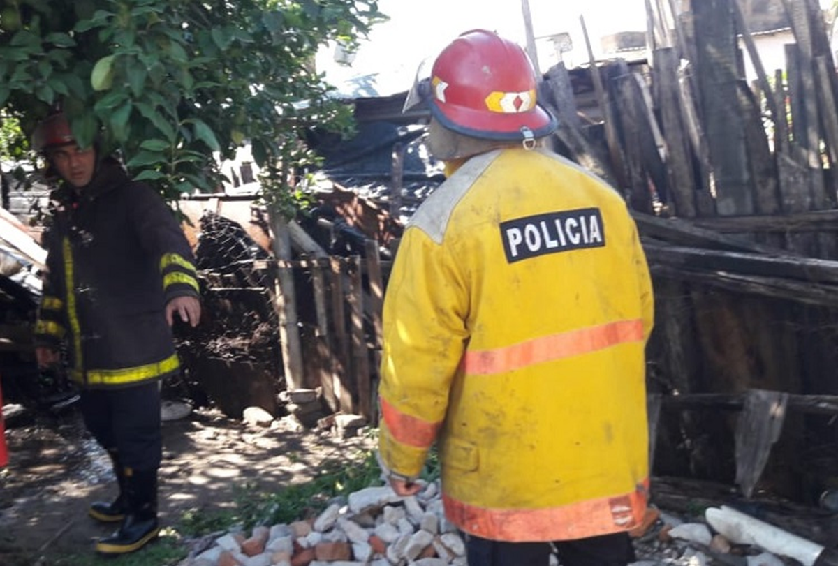 En un rápido despliegue bomberos de la Policía lograron sofocar un incendio que podría haber causado una tragedia. Foto: Comunicación Tucumán  