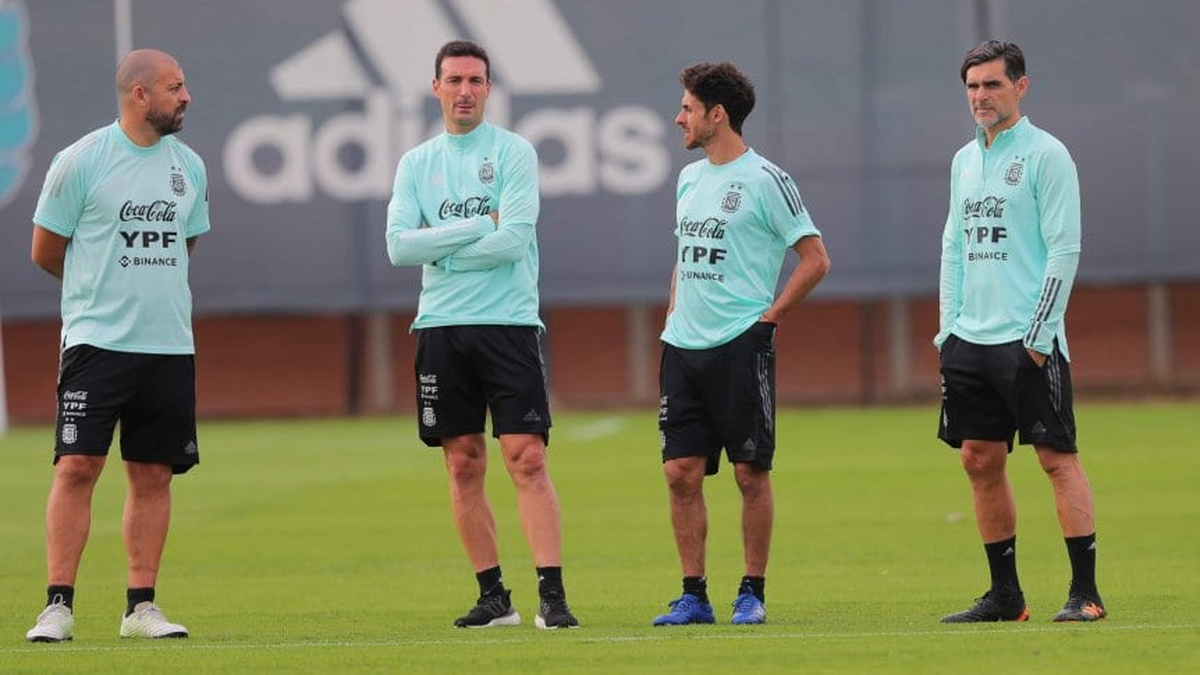 El Cuerpo Técnico de la Selección Argentina delibera cual será el equipo ante Ecuador.