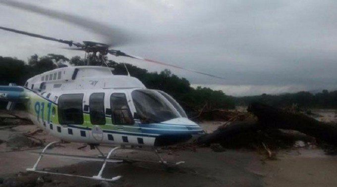 El helicóptero policial rescató a un operario atrapado en el río Gastona