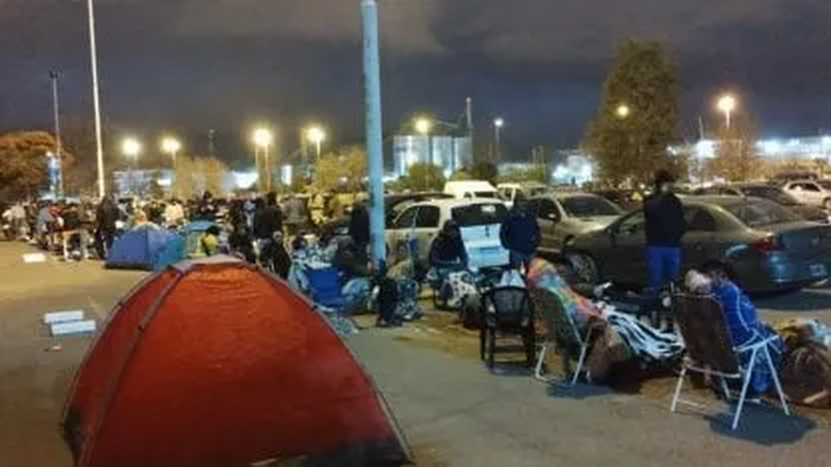 Hinchas de Boca acampan en Salta para conseguir entradas