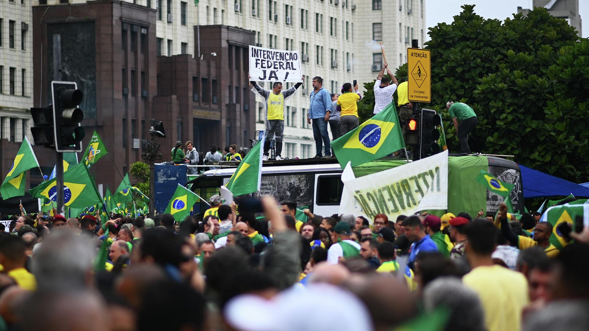 Tensión en Brasil: Un vehículo embistió a varias personas en un bloqueo