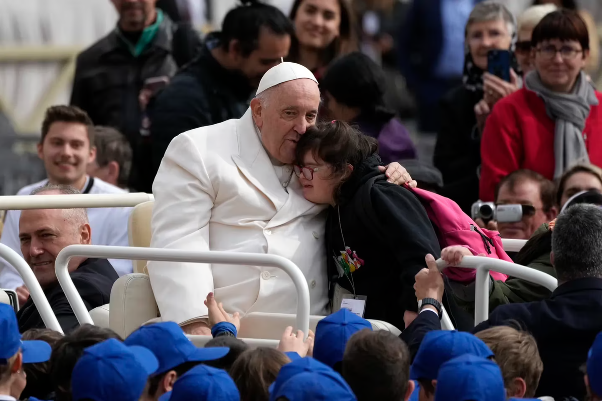 El papa Francisco abraza a una niña al finalizar su audiencia general semanal en la Plaza de San Pedro, Vaticano, miércoles 29 de marzo de 2023. (Foto: AP/Alessandra Tarantino)