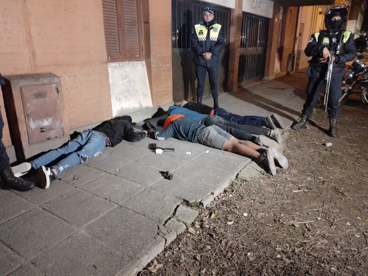 Atrapan a cuatro menores tras asaltar a clientes de una pollería.