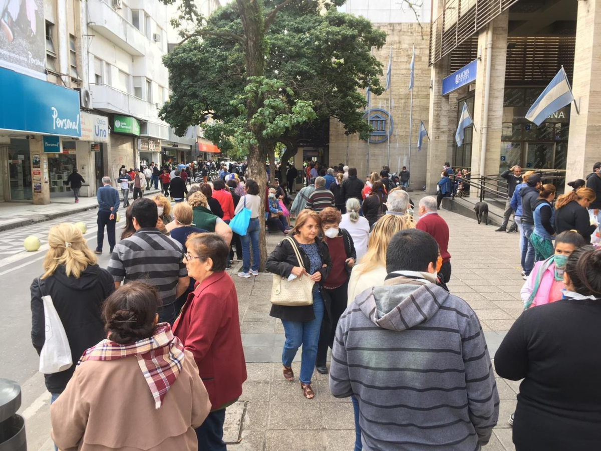 Multa de $10 millones por las filas en los bancos