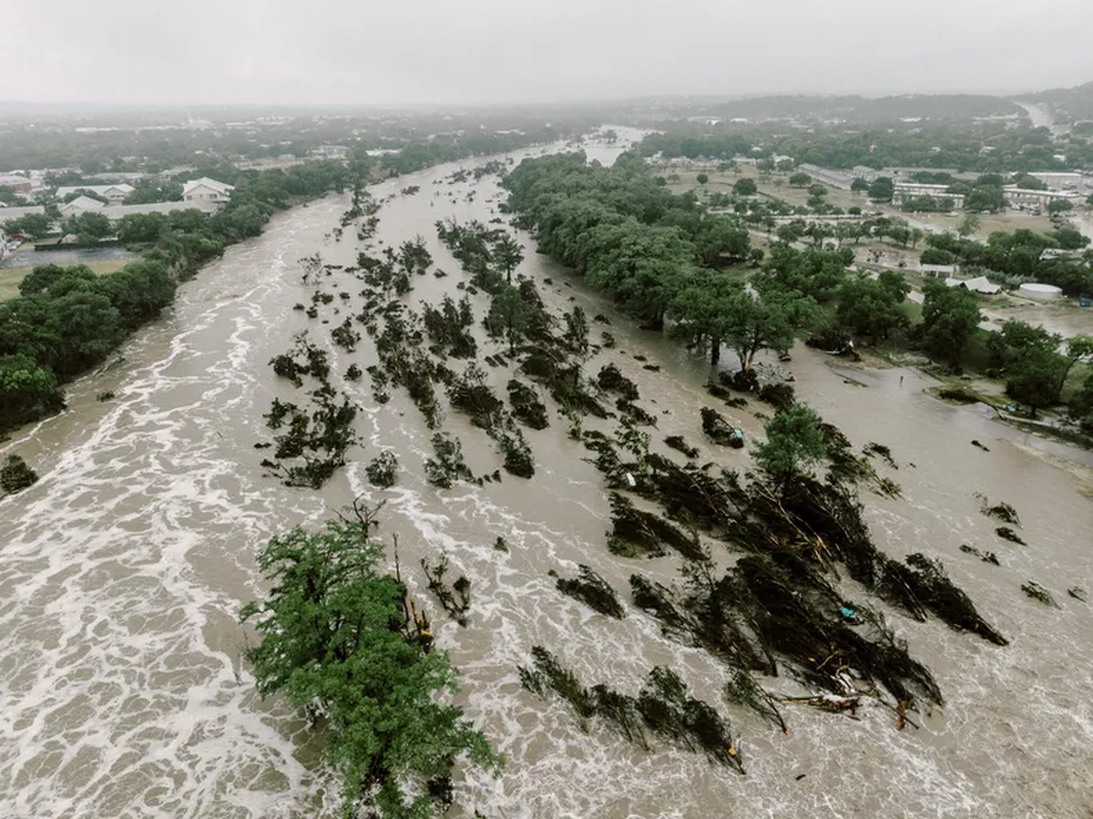 Inundaciones en Texas: al menos 43 muertos y decenas de niñas desaparecidas