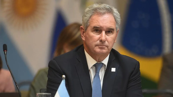 Piden interpelar a Quirno por el paso de Flávio Bolsonaro por Argentina