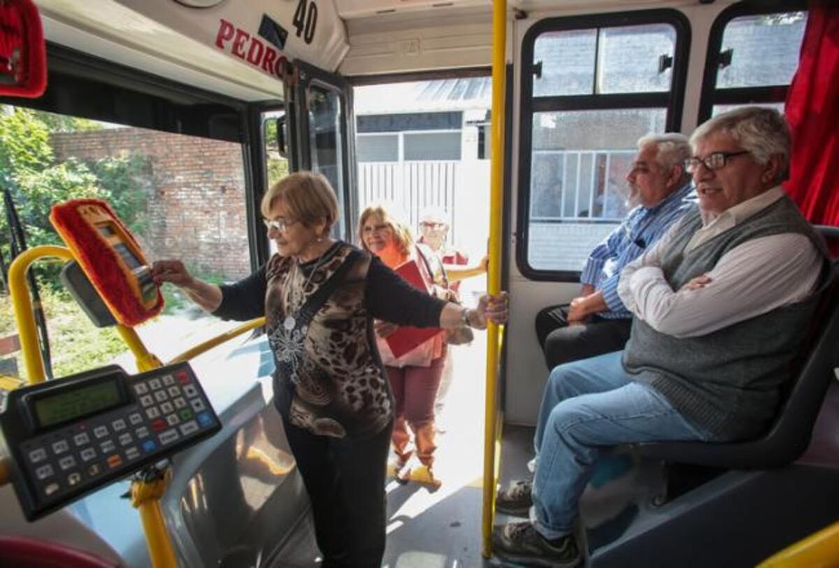 Jubilados y jubiladas ya viajan gratis en el transporte público