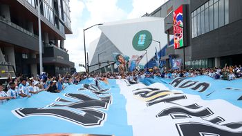 La caravana de hinchas argentinos rumbo al estadio de Atlanta