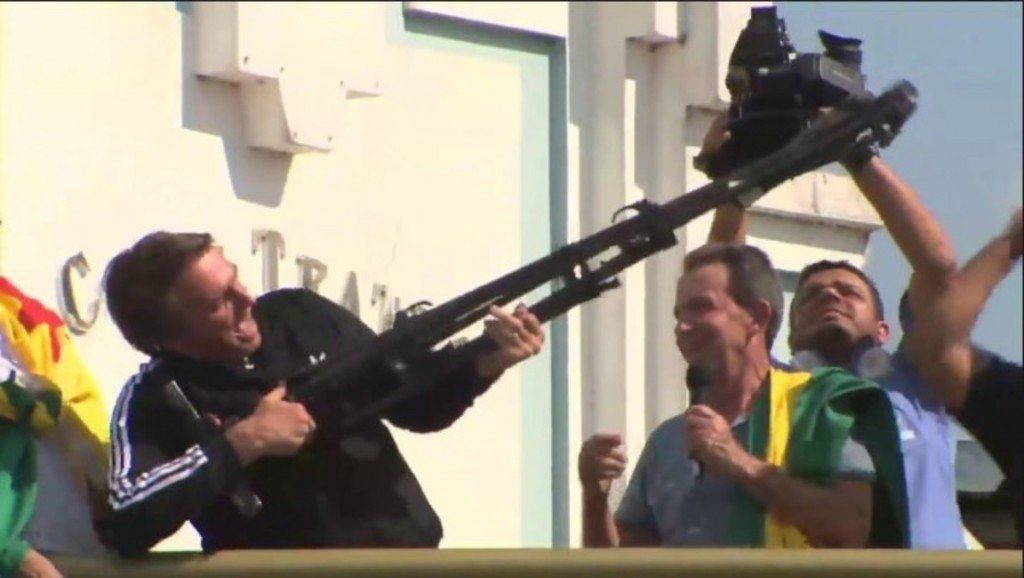 Bolsonaro ahora prohíbe que los civiles puedan llevar fusiles