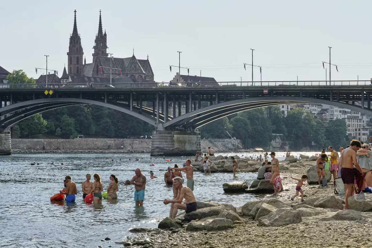 La intensa ola de calor en Europa produce incendios y calienta los ríos