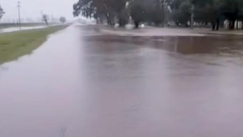 Vialidad intensifica trabajos en rutas afectadas por agua sobre la calzada