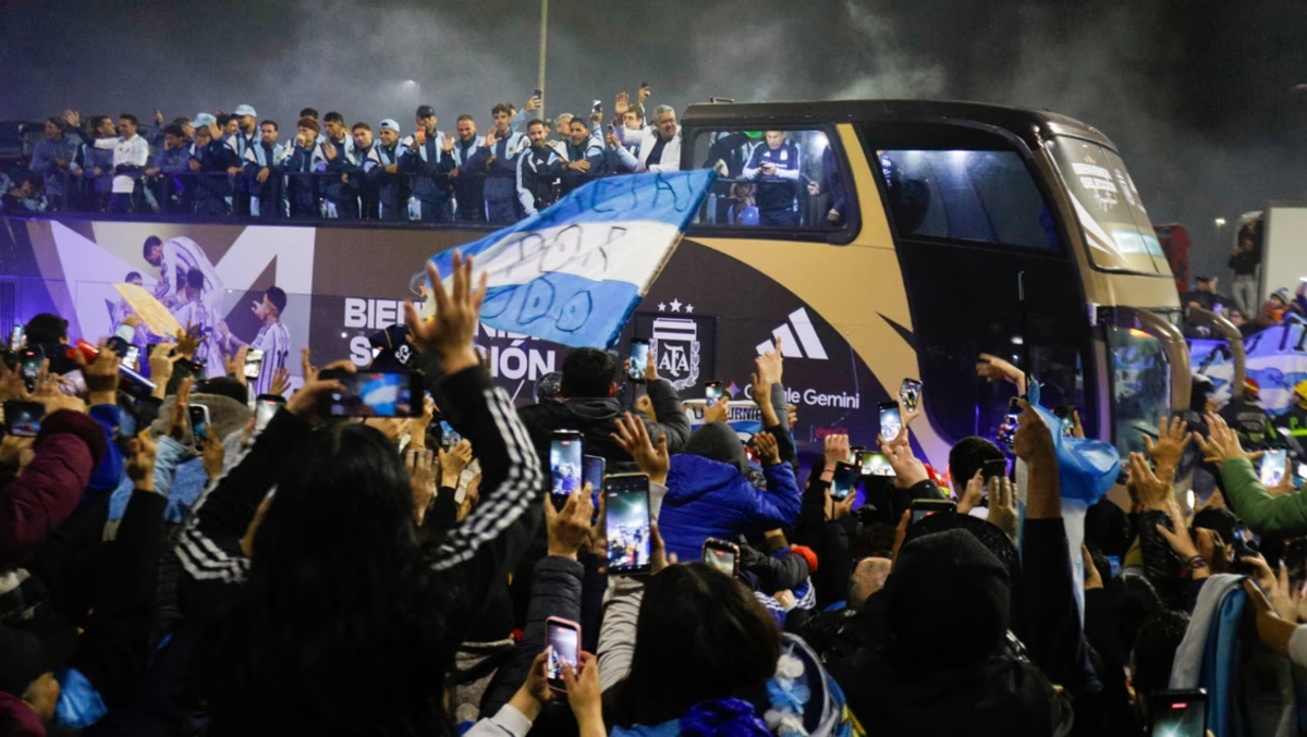 La Selección volvió al país y fue ovacionada por una multitud en Ezeiza