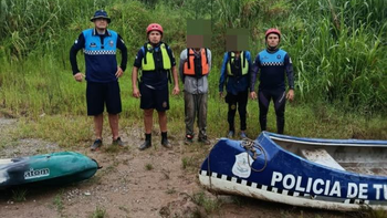La Policía Lacustre salvó a dos adolescentes varados por la crecida