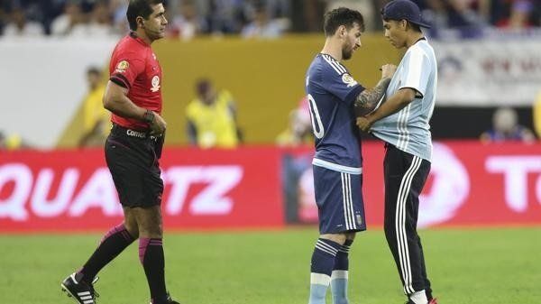 Lo que no mostró la televisión: el fanático que se arrodilló ante Lionel Messi