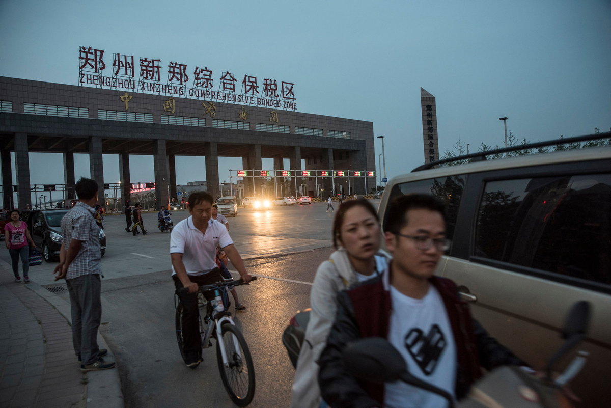 En China huyen de la fábrica de iPhone más grande del mundo