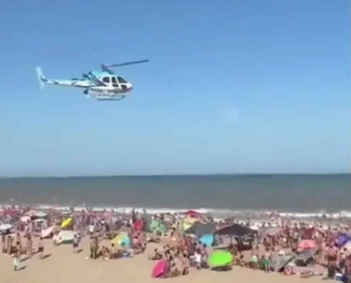Peligro: Un helicóptero pasó cerca de la playa y volaron las sombrillas
