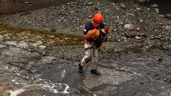 Bomberos Voluntarios rescataron a un perro que quedó atrapado en un canal