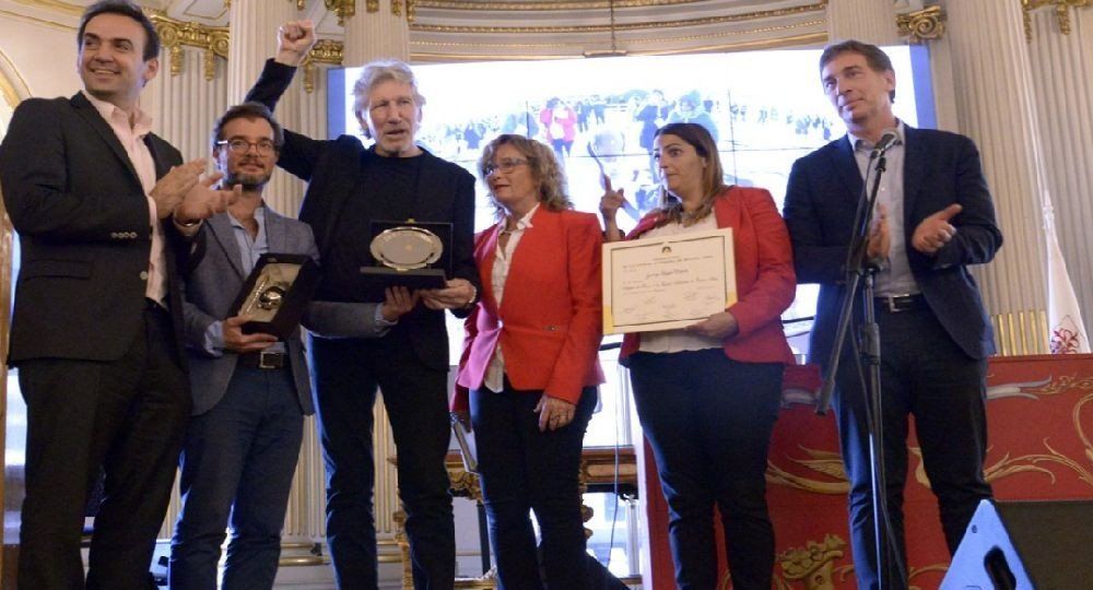 Acusan a Roger Waters de antisemita y repudian homenajes en Argentina