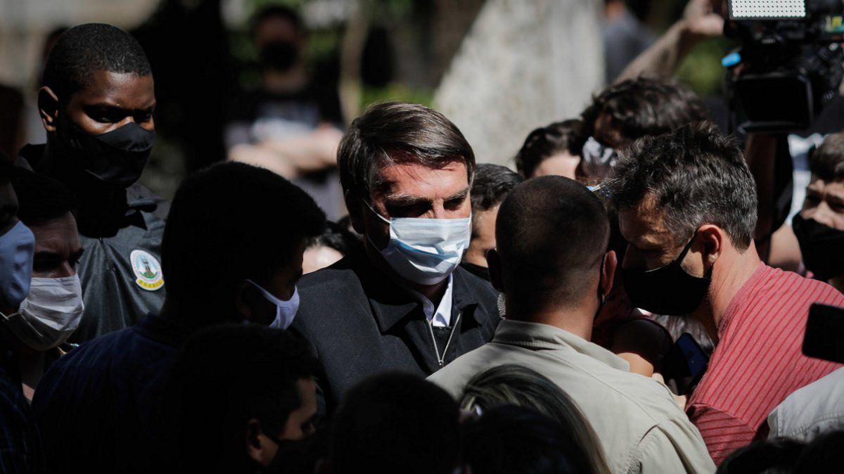 Bolsonaro amenazó con reventarle la boca a golpes a un periodista