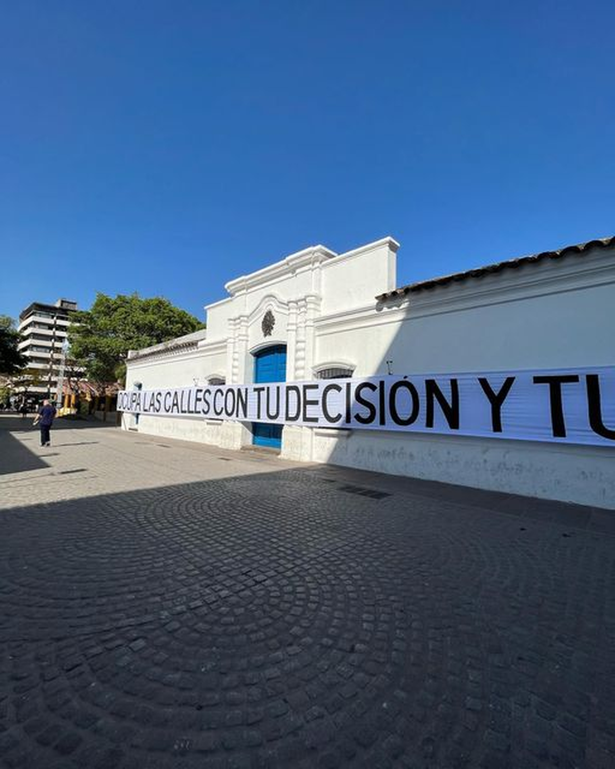 Intervención de la Bienal. Foto Twitter Jorge Figueroa.