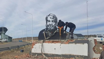 Derribaron un monumento a Osvaldo Bayer: 